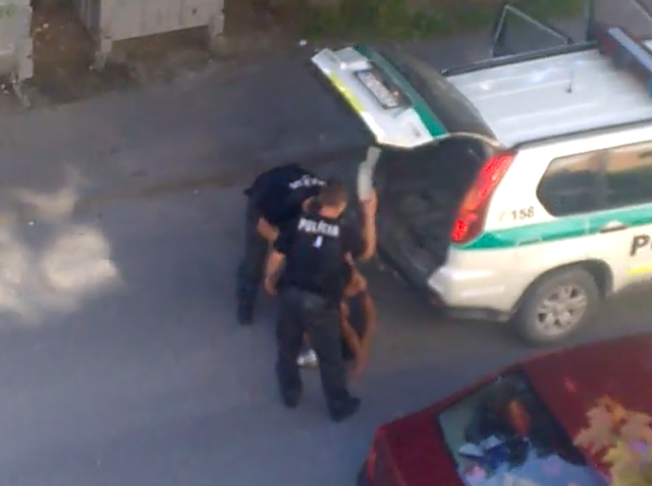 policajti zatykaju roma (2)