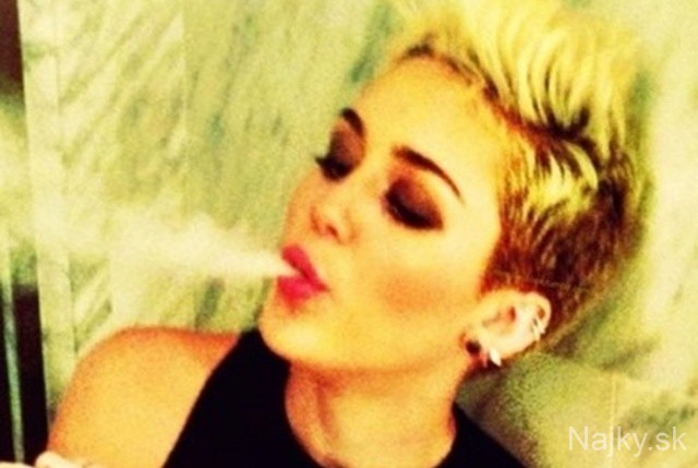 Miley-Cyrus-Selfies-36-580x435