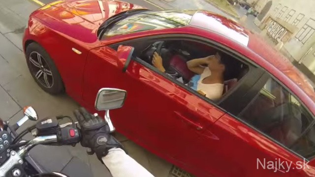 anonymous-motorcyclist-fights-litterers-3
