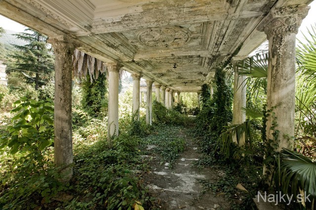 nature-reclaiming-abandoned-places-22