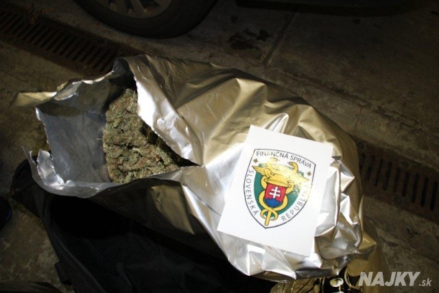 COLNÍCI: Zaistili v aute 9,5 kilogramu konope