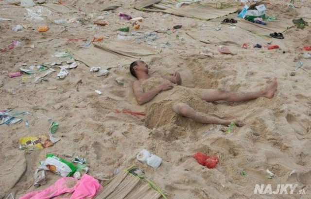 http://acidcow.com/pics/20140729/dirty_beaches_in_china_07.jpg