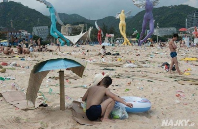 http://acidcow.com/pics/20140729/dirty_beaches_in_china_03.jpg