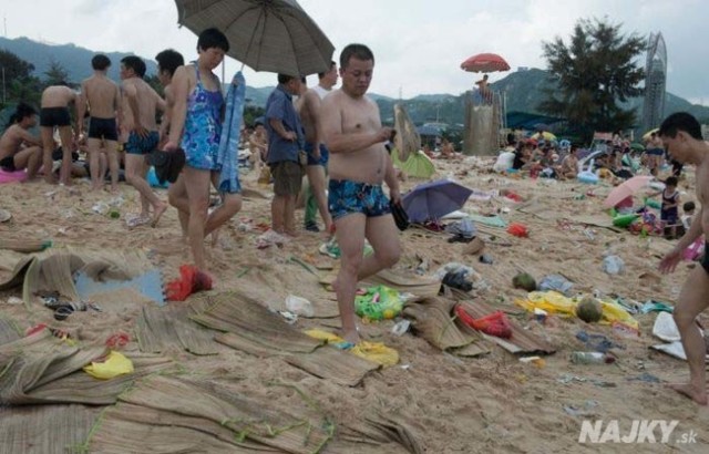 http://acidcow.com/pics/20140729/dirty_beaches_in_china_02.jpg