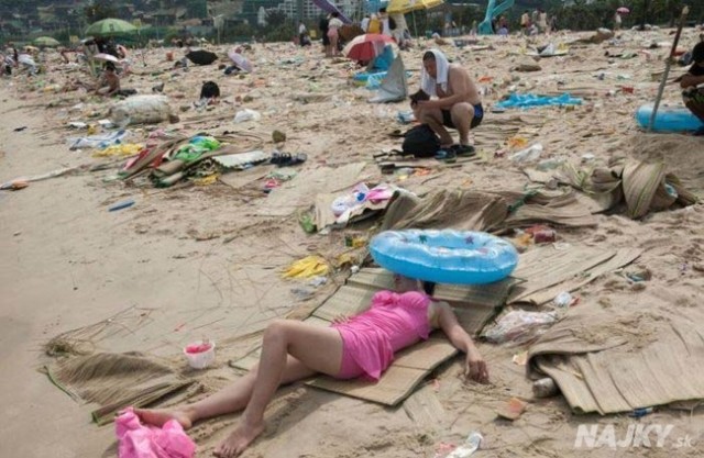 http://acidcow.com/pics/20140729/dirty_beaches_in_china_04.jpg