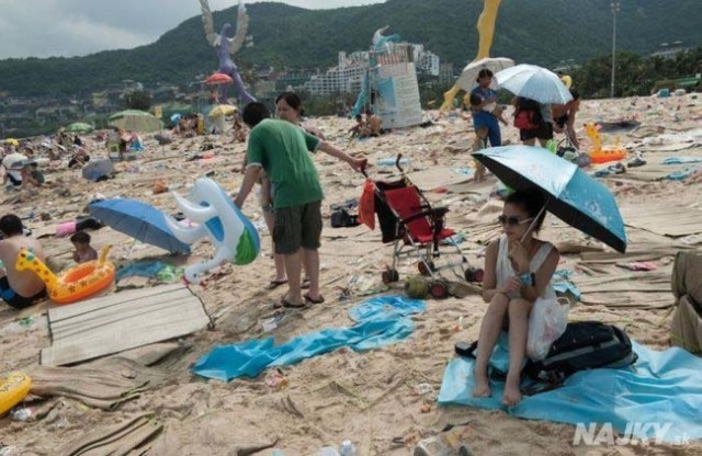 http://acidcow.com/pics/20140729/dirty_beaches_in_china_10.jpg