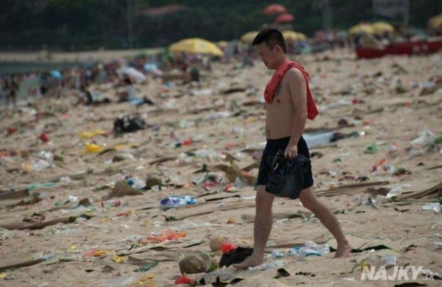http://acidcow.com/pics/20140729/dirty_beaches_in_china_06.jpg