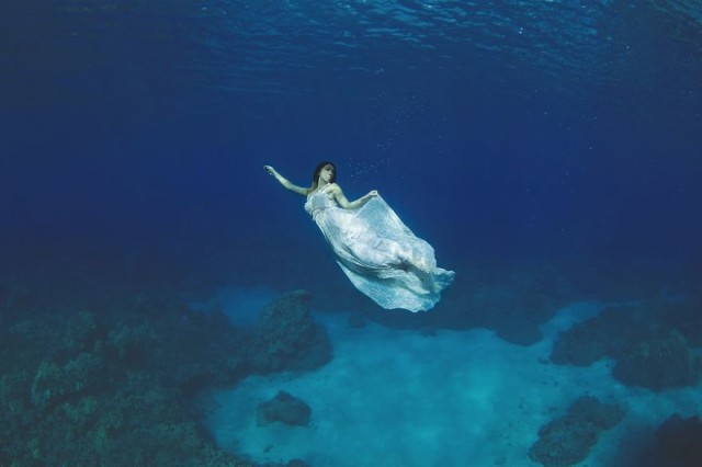 http://static.boredpanda.com/blog/wp-content/uploads/2015/03/Underwater-Trash-the-Dress-Shoot-Maui14__880.jpg