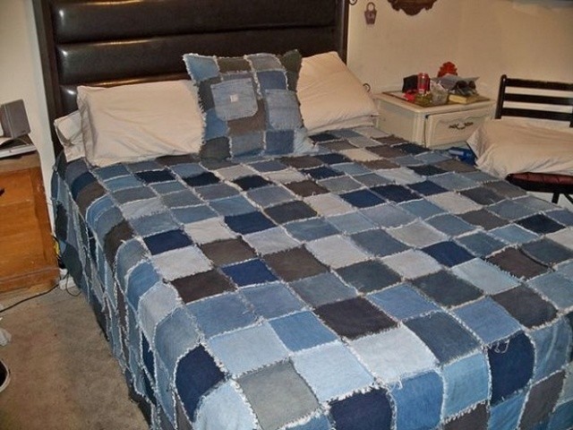 http://www.fabartdiy.com/how-to-diy-denim-rag-quilt-from-old-jeans/