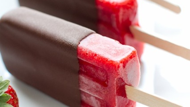 Chocolate-Covered-Strawberry-Popsicles-3988-e1373260286101