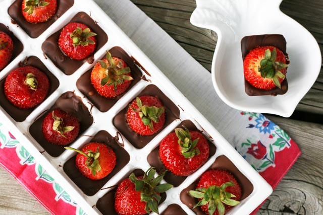http://www.cheaprecipeblog.com/2012/10/chocolate-covered-strawberries-made-in-an-ice-cube-tray/