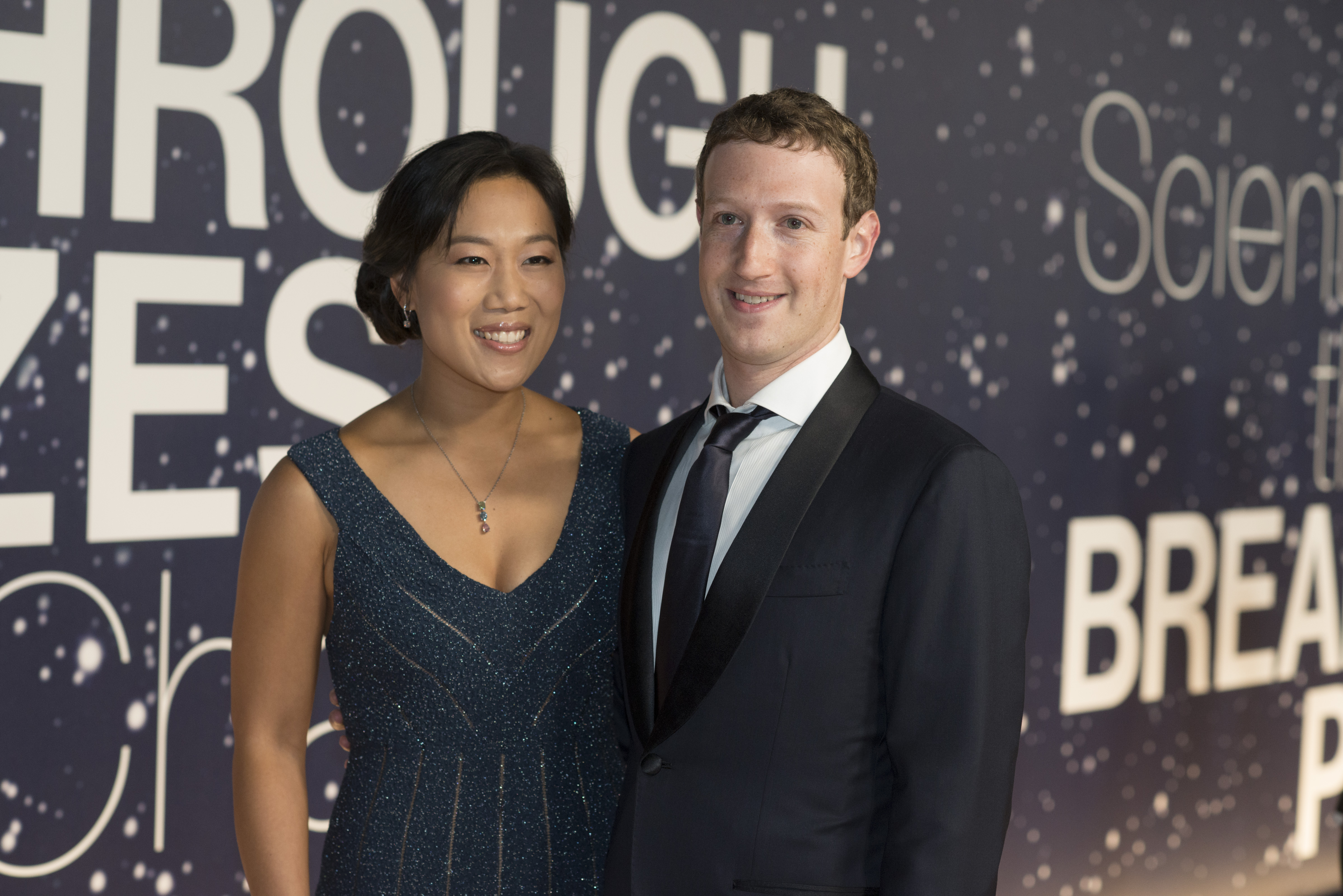 Mark Zuckerberg s manželkou oznámili, že budú mať dieťa