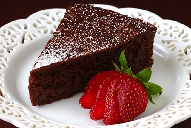 http://www.gimmesomeoven.com/flourless-chocolate-cake/