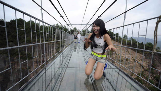 worlds-longest-glass-bridge-shiniuzhai-geopark-china-2