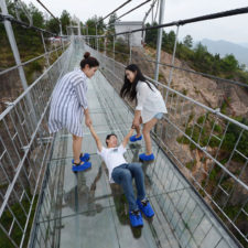 worlds-longest-glass-bridge-shiniuzhai-geopark-china-5
