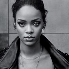 Rihanna má septum piercing v nose.