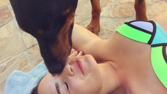 Demi bozkáva jej pes.