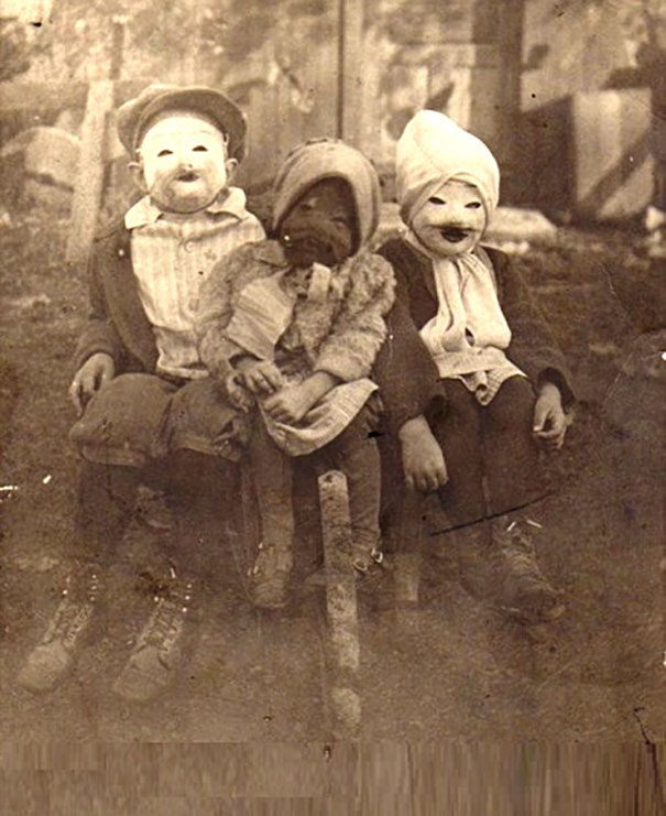 Scary vintage halloween creepy costumes 12 57f6494aba1cc__605.jpg