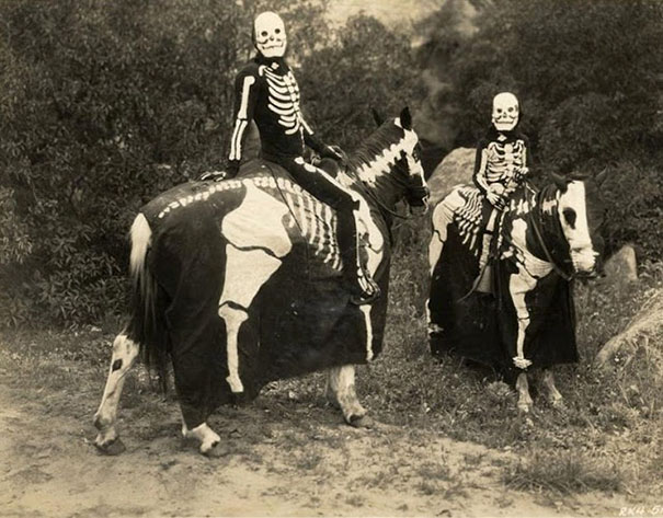 Scary vintage halloween creepy costumes 34 57f65ae1f0212__605.jpg