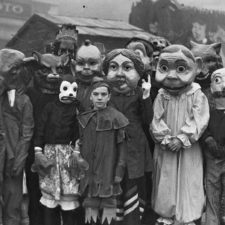 Scary vintage halloween creepy costumes 48 57f665867ba34__605.jpg
