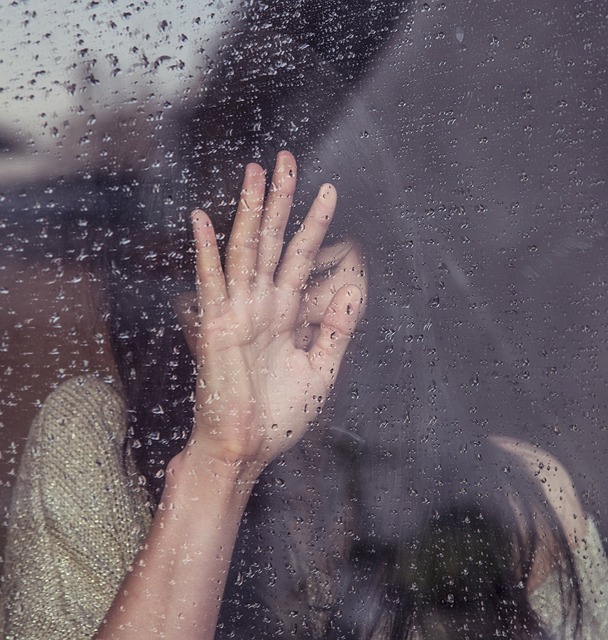 https://pixabay.com/sk/dievča-smutný-plače-prší-690327/