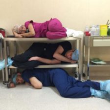 69105 medical resident sleeping overworked doctors mexico yo tambien mi dormi 27 650 50492f835f 1484634209.jpg