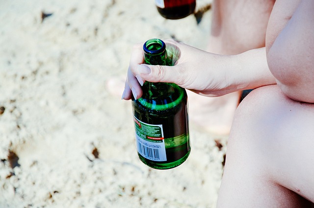 Pitie piva na pláži. 