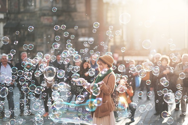 Ludia dievca bubliny voda pixabay.jpg