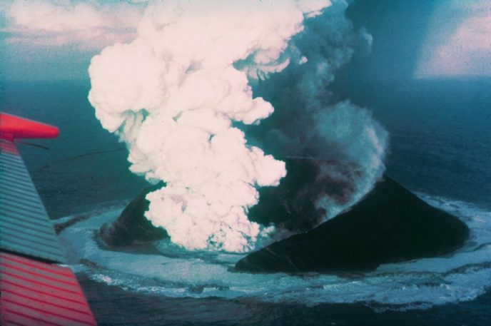 Surtsey_eruption_1963.jpg