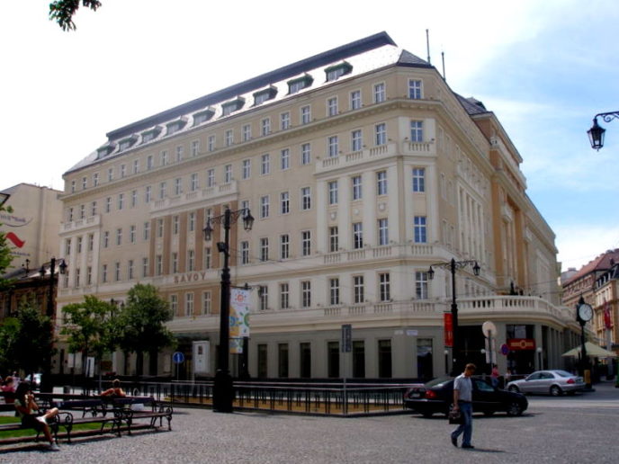 Https://upload.wikimedia.org/wikipedia/commons/4/47/Bratislava_hotel_Carlton_Slovakia.jpg