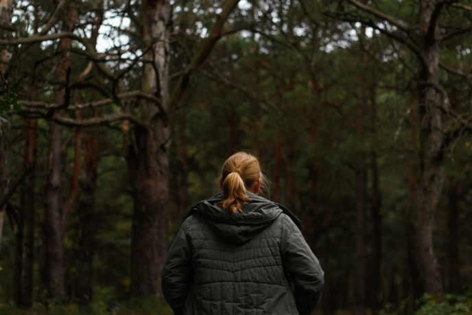 žena v lese