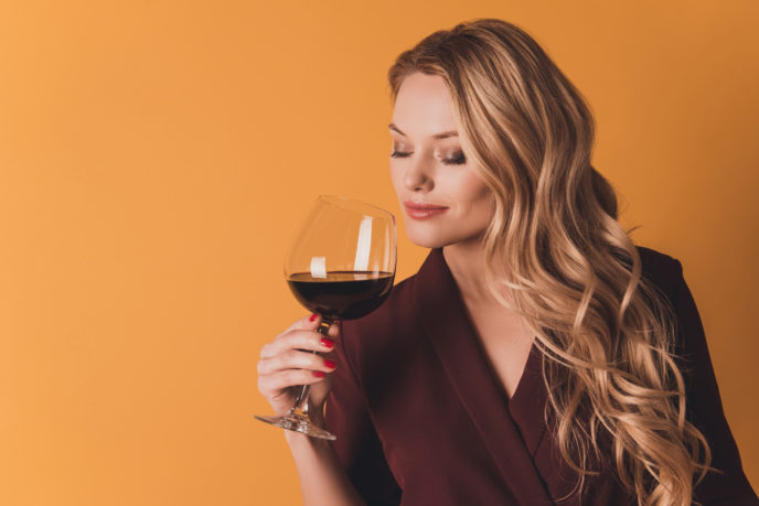 žena a červené víno