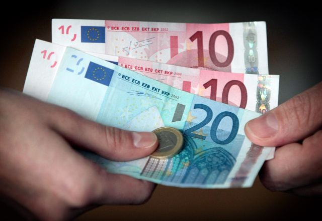 Zavedenie eura na Slovensku pokraèuje bez problémov a pod¾a plánu. Ako ïalej vyplýva z výsledkov prieskumu Eurobarometer, ktorý dnes zverejnila Európska komisia (EK), 1. januára veèer malo 24 % obyvate¾ov vo svojich peòaenkách prevane alebo iba eurobankovky. Bratislava, 2. január 2009. Foto: SITA