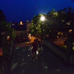 Výhľad na nočnú Nitru z hradnej veže