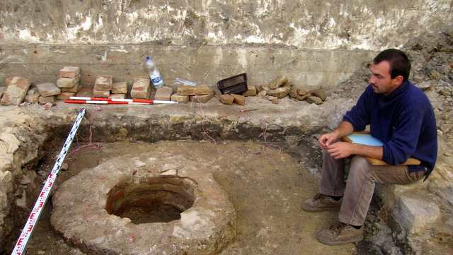Archeológovia našli pod cestou kostru, Mostná ulica