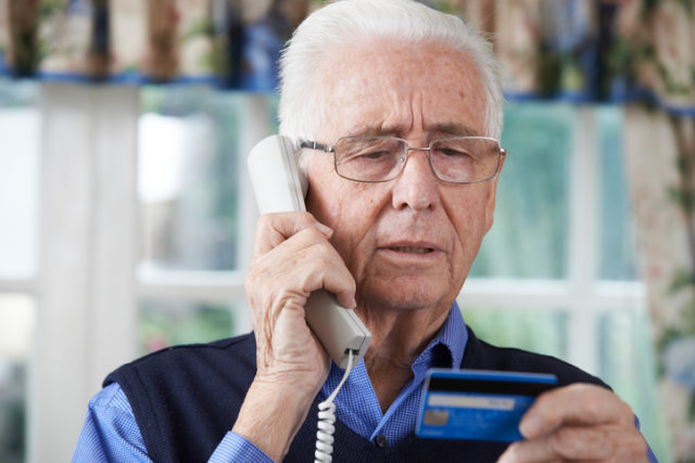 Senior, telefonovanie, kreditná karta