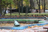 Zabia fontana v parku 8.jpg