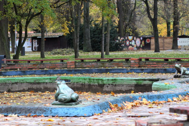 Zabia fontana v parku 8.jpg
