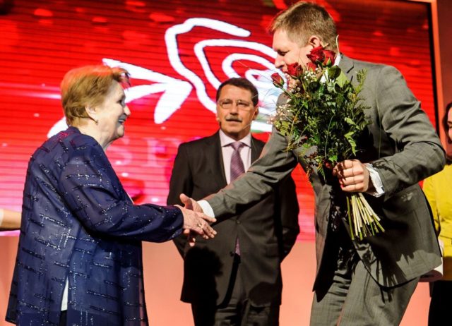 Robert Fico rozdáva kvety