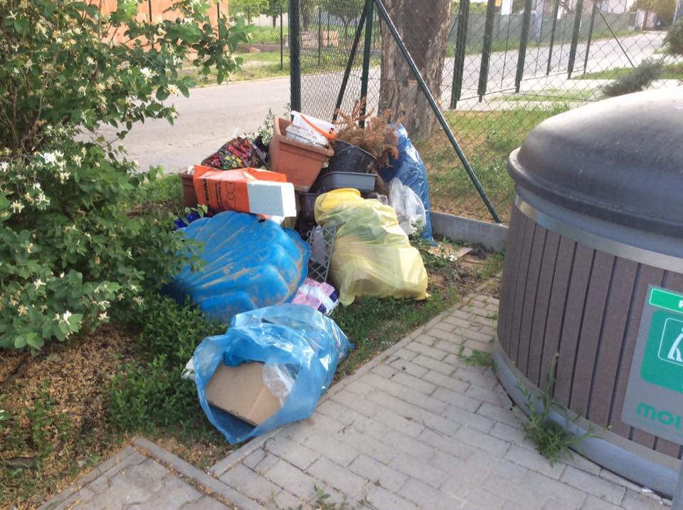 Odpadky pri smetiach v blízkosti MŠ Janíkovce
