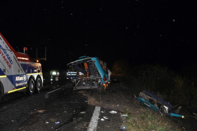 POLÍCIA: Tragická nehoda autobusu a kamióna