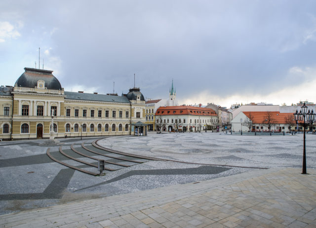 + Pohľad na Svätoplukovo námestie v Nitre počas mimoriadnej situácie v súvislosti s výskytom ochorenia COVID-19 spôsobeným koronavírusom (2019-nCoV) na Slovensku. Nitra, 22. marec 2020.