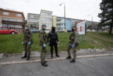 Vojaci a polícia vypomáhajú pred Klinikou infektológie a geografickej medicíny na Kramároch v Bratislave. Bratislava 17. marec 2020.