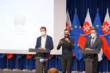 Minister zdravotníctva Marek Krajčí (vpravo) a predseda vlády SR Igor Matovič (vľavo) počas tlačovej konferencie po rokovaní s konzíliom odborníkov - epidemiológov na Úrade vlády SR. Bratislava, 25. máj 2020.