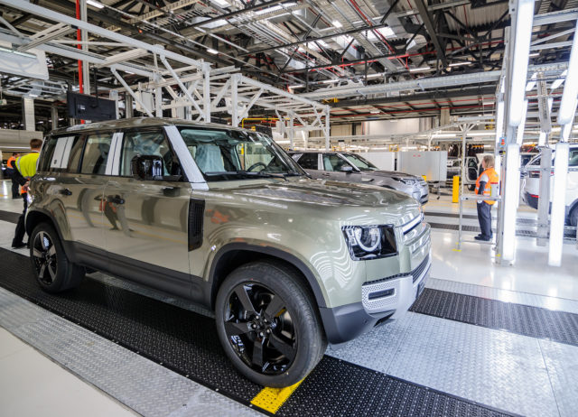 Prehliadka výroby nových terénnych vozidiel Land Rover Defender vo výrobných priestoroch závodu Jaguar Land Rover pri Nitre v rámci jeho predstavenia na Slovensku. Dolné Hony, 10. september 2019.