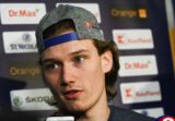 Samuel Buček odpovedá na otázky novinárov pred začiatkom tréningu slovenskej hokejovej reprezentácie, ktorý je prípravou na májové 83. majstrovstvá sveta (MS) 2019 v ľadovom hokeji, konajúce sa v Bratislave a v Košiciach. Piešťany, 23. apríl 2019.