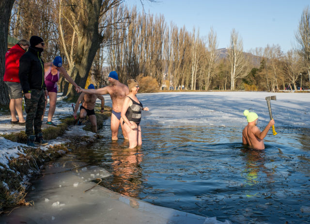 Otužovanie sa v zimnom období v jazere Veľká Hangócka v nitrianskom mestskom parku. Nitra, 17. január 2021. 