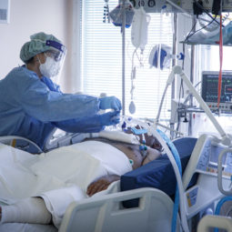 Zdravotná sestra ošetruje pacienta s ochorením COVID-19 napojeného na umelú pľúcnu ventiláciu koronavirus