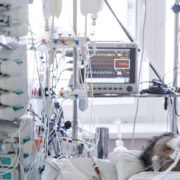 Pacient s ochorením COVID-19 napojený na umelú pľúcnu ventiláciu na Oddelení anestéziológie a intenzívnej medicíny v Univerzitnej nemocnici Bratislava (UNB) v Ružinove. Bratislava, 23. november 2021.