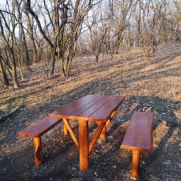 Drevený štôl a lavičky